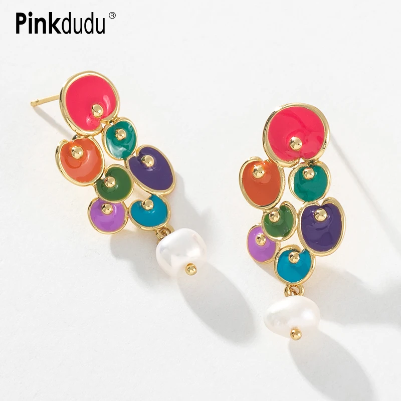 

Pinkdudu Personality Long Enamel Metal Pendant Earring Vintage Colorful Geometric White Pearl Drop Earrings for Women Gift PD394
