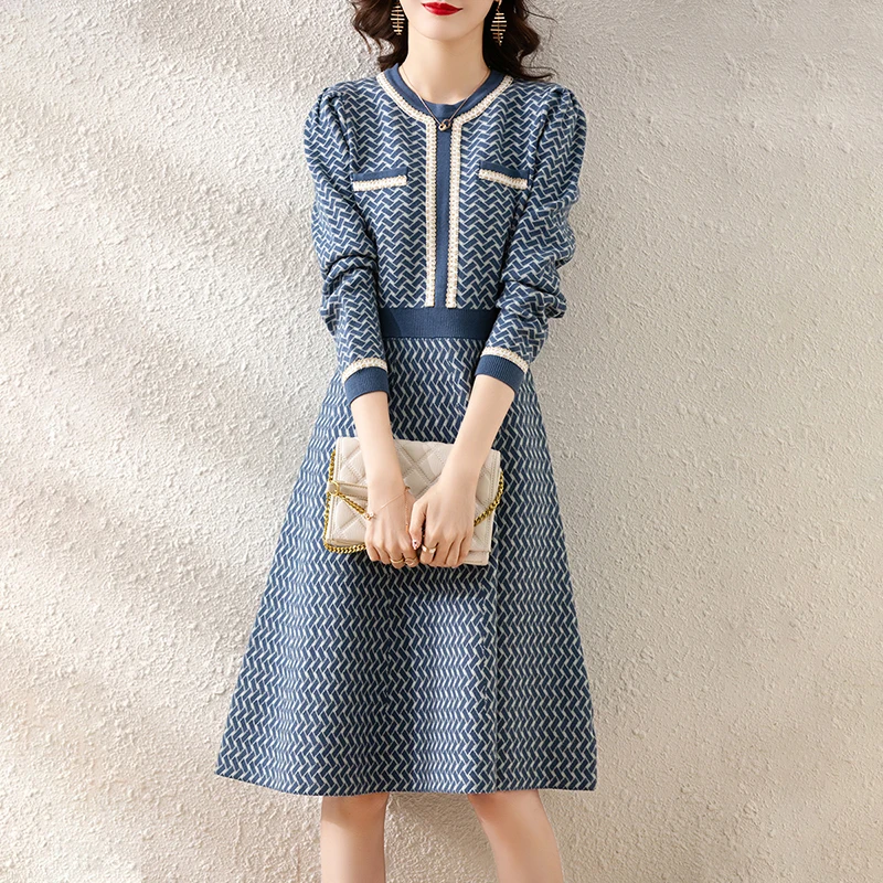 

Осенне-зимнее трикотажное платье-свитер с длинным рукавом