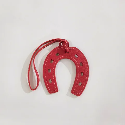 Брелок-подкова из искусственной кожи