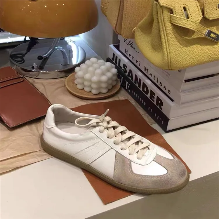 Женские кроссовки на плоской подошве