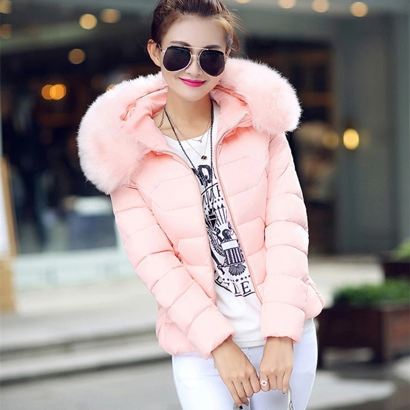 

Женская короткая куртка на хлопковом наполнителе, с капюшоном и меховым воротником