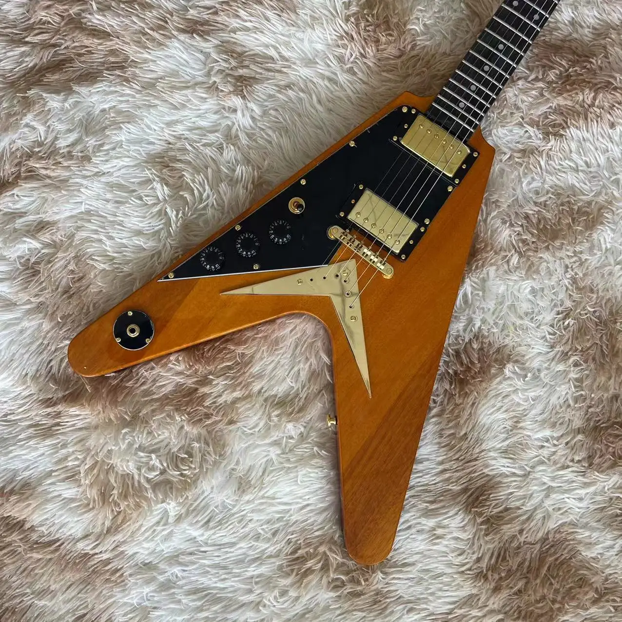 

V-shaped left hand version. Integrated electric guitar, natural wood body, LP pickup, black guard, dovetail drawstring board, ro