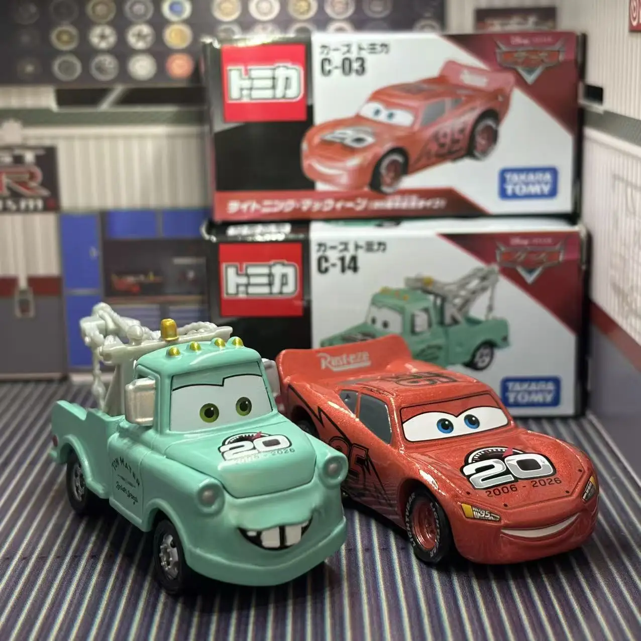 Фото Takara Tomy Disney Cars Tomica C03 Lightning McQueen C14 Mater, специальное издание к 20-летию, металлическая мини-машинка для мальчиков №2