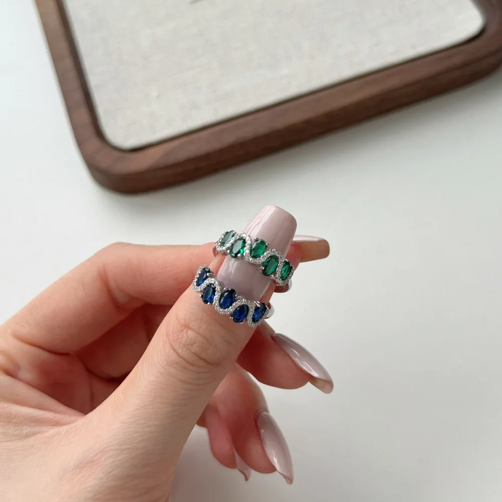 Кольцо женское из серебра 100% пробы с овальным сапфиром