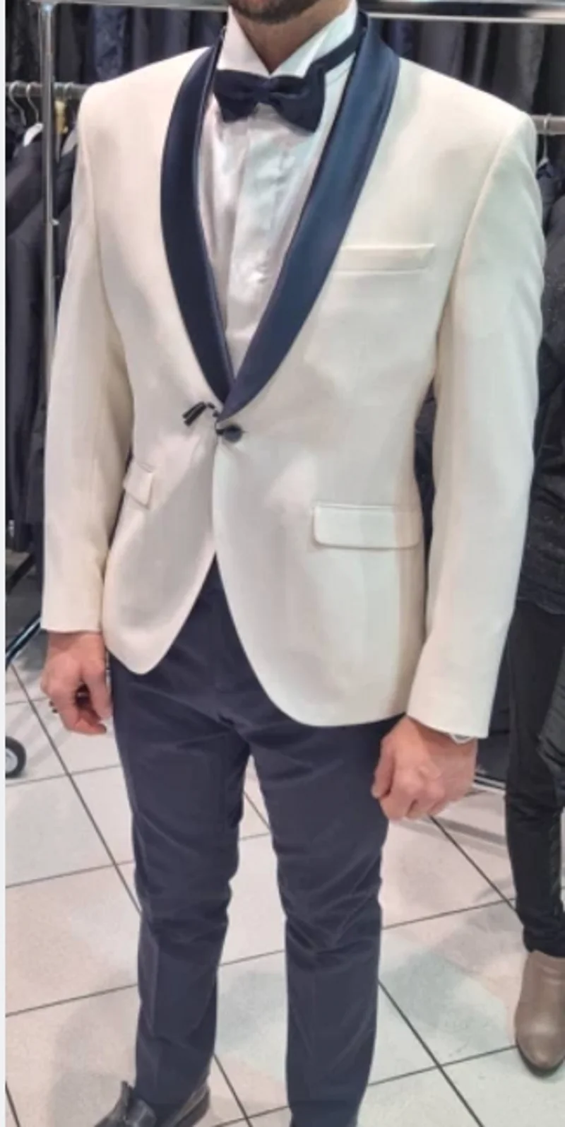 Мужские костюмы на заказ смокинг для жениха цвета слоновой кости/темно-синего