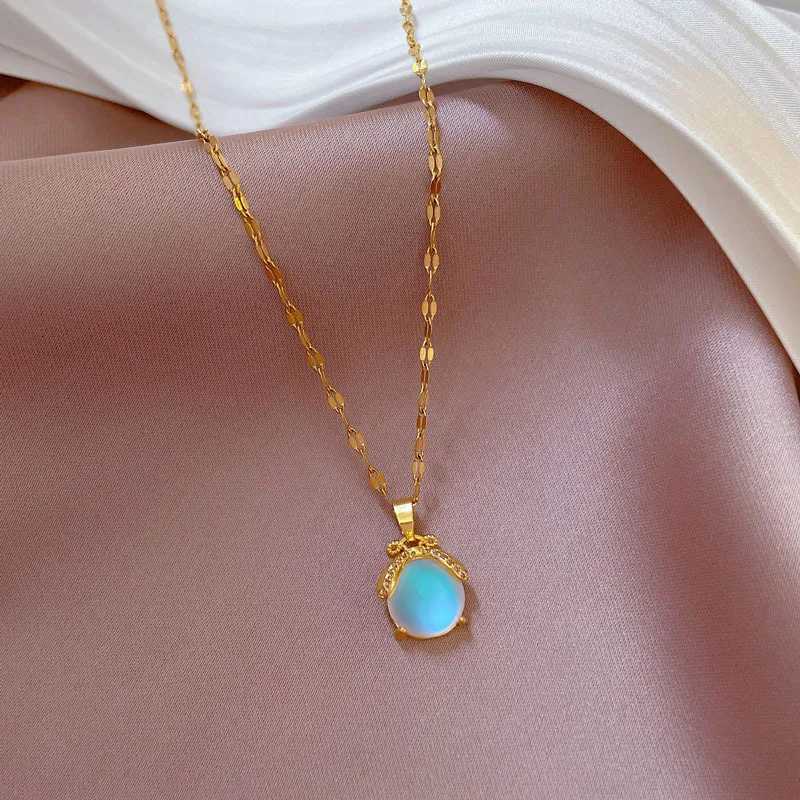 Цепочка с подвеской в виде лунного камня кристаллами золотистого цвета