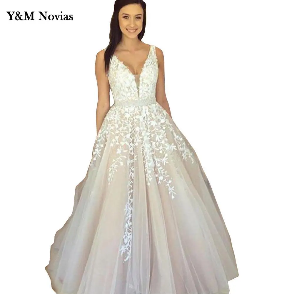 

Свадебное платье цвета слоновой кости с V-образным вырезом, цвета шампанского