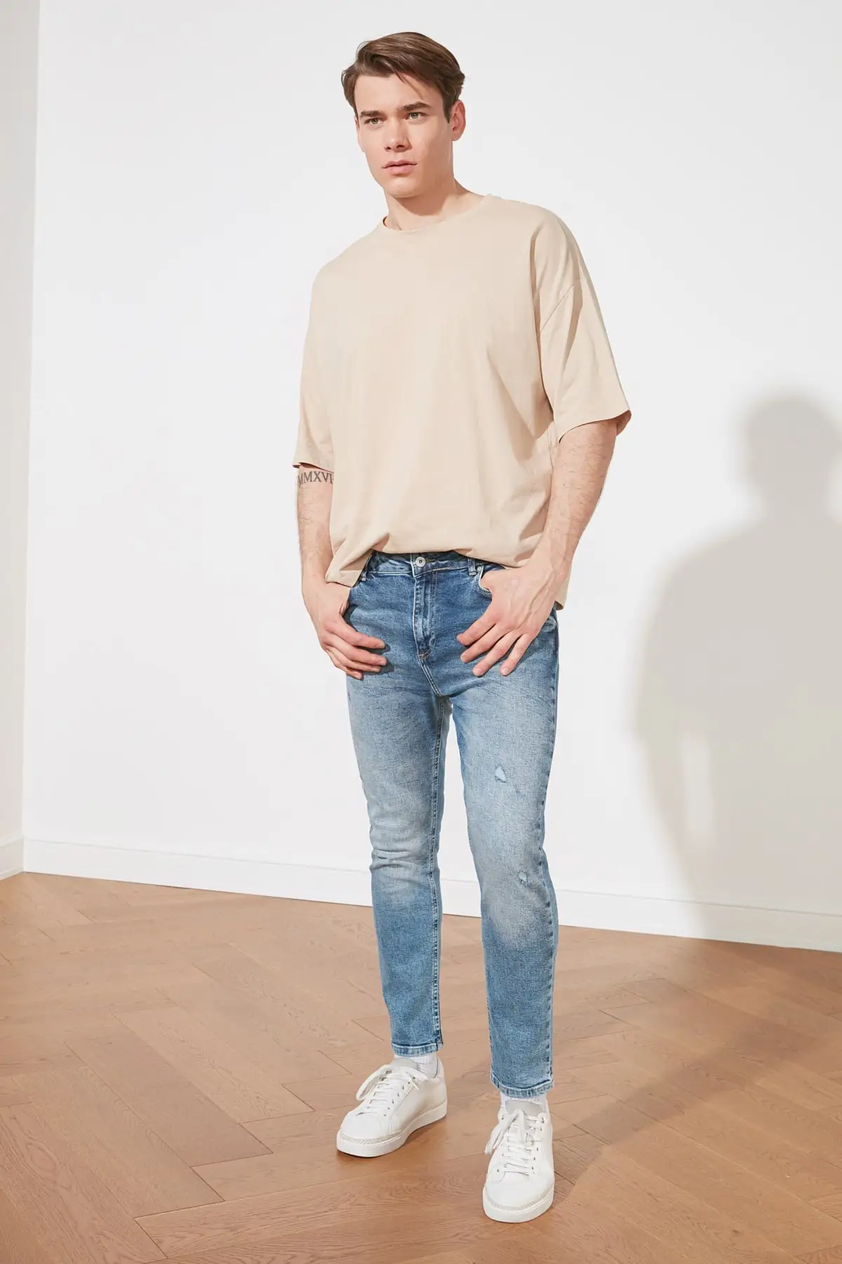 

Trendyol Ripped Men Detailed Normal Waist Carrot Fit Jeans TMNSS21JE0188