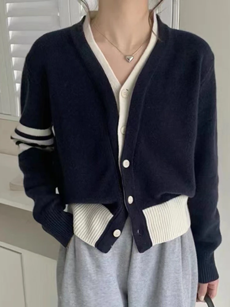

2022 Autumn Women Fake Two piece V neck Knitted Cardigan Loose Gentle Wind Contrast Color Soft Waxy Sweater Design Tops Coat