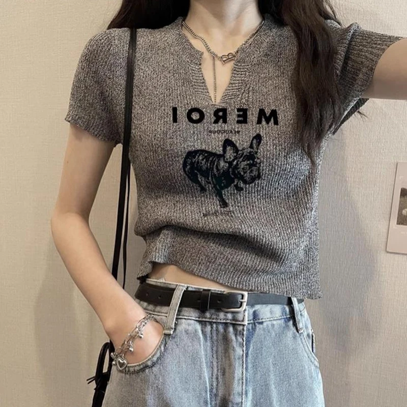 Женская футболка с коротким рукавом V-образным вырезом и принтом