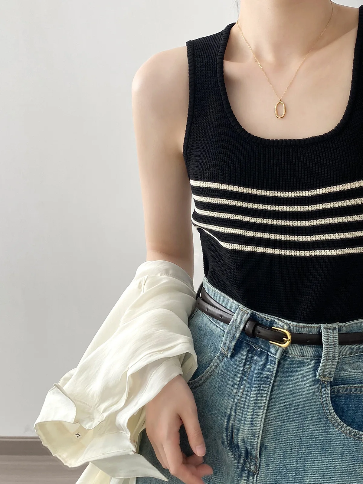 

Striped knitted camisole 2023 summer new color contrast design sense sleeveless short top