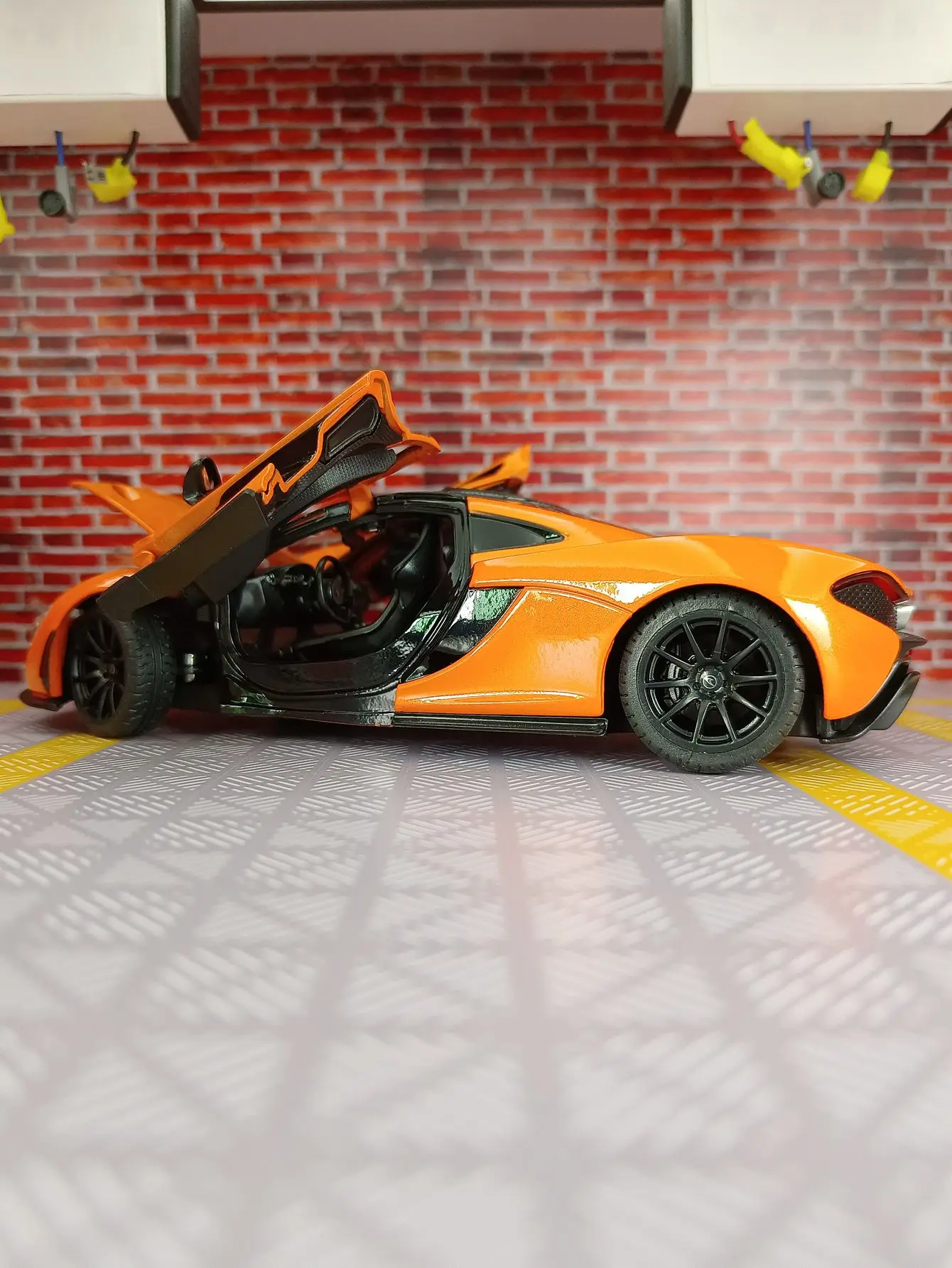 Фото Модель суперкара из сплава rastar 1:24 McLaren P1, переднее колесо можно превратить и дверь и капот можно открыть, тонкая работа. №5