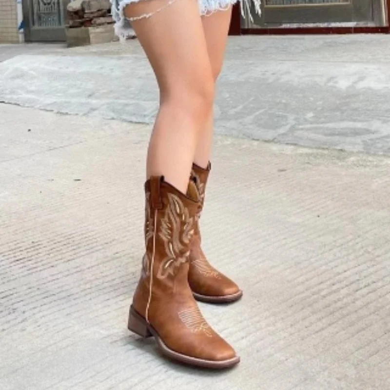 Женские сапоги на низком каблуке демисезонные с квадратным носком и рукавами