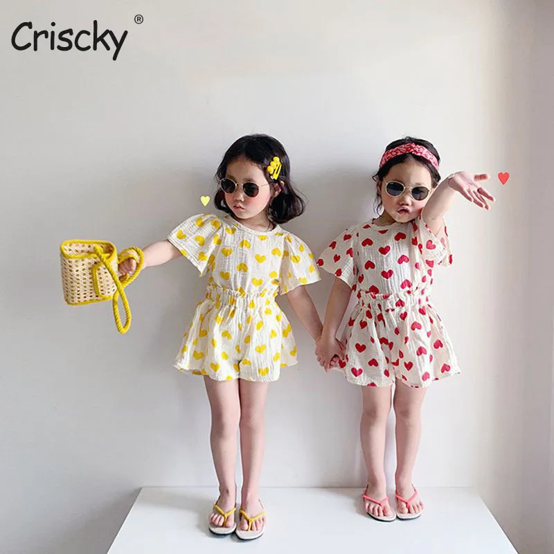 

Летние комплекты детской одежды для девочек Criscky, шорты с принтом в виде сердечек, футболка с пышными рукавами, одежда для маленьких девочек,...