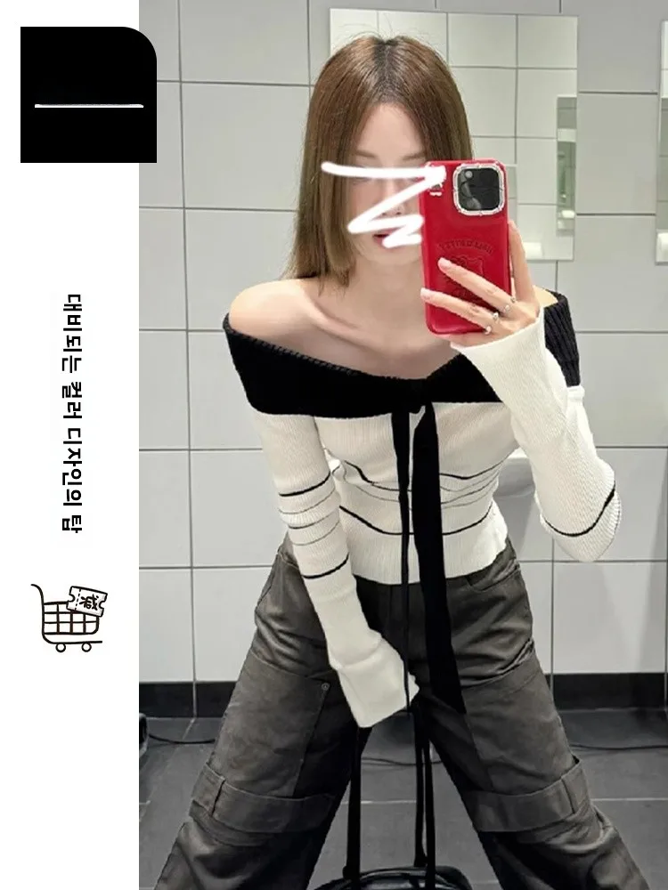 Высококачественный вязаный свитер с открытыми плечами в белую полоску осень 2023