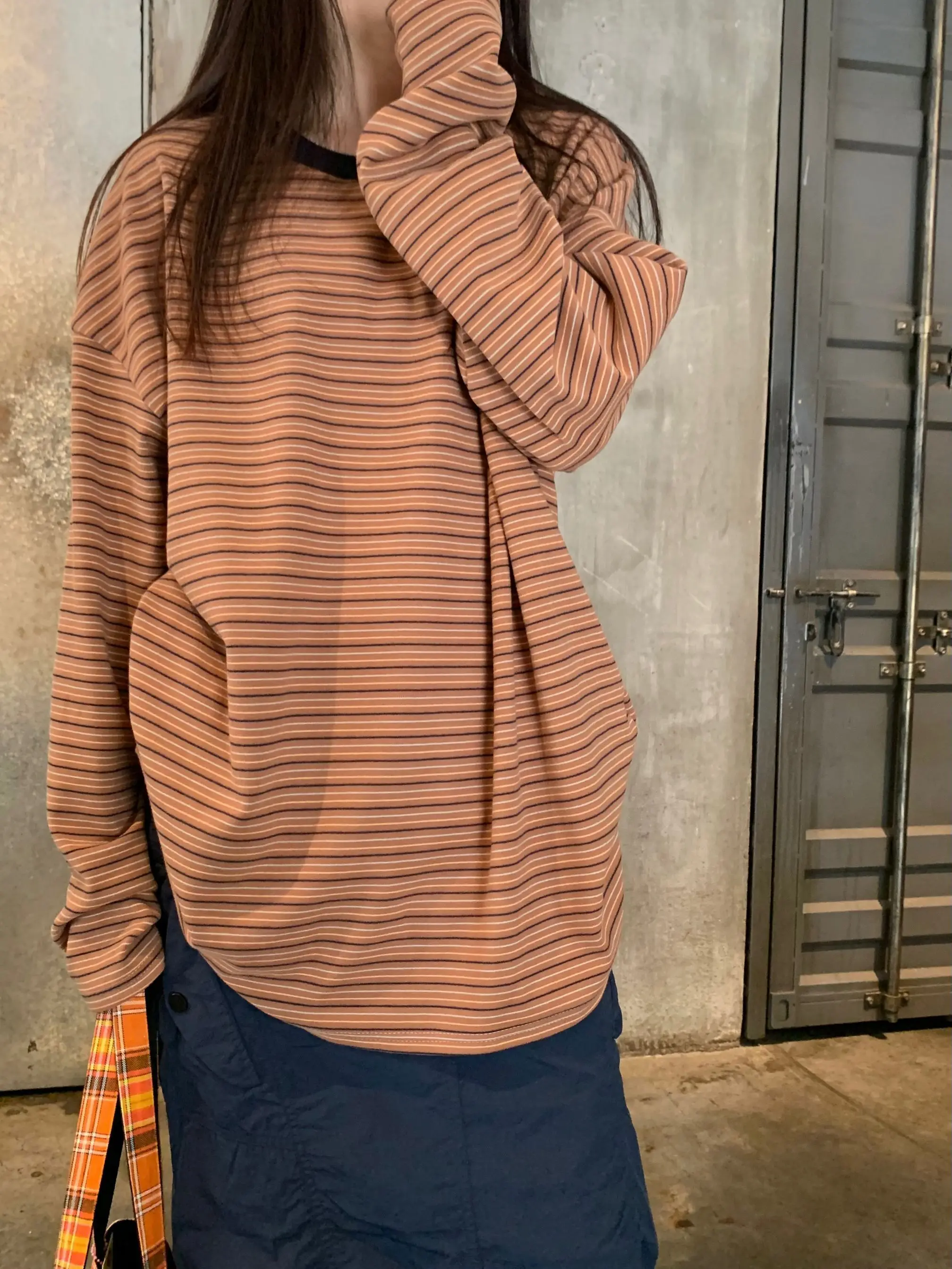 

Осенняя женская футболка в полоску в Корейском стиле с длинным рукавом, плотная теплая свободная Базовая футболка для девочек, женская рубашка (SA806)