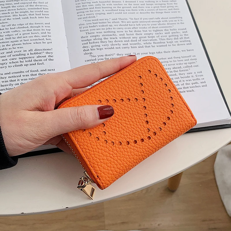 

Новинка 2022, милые кошельки для удостоверения личности для девочек, женский короткий студенческий милый маленький кошелек на молнии из иску...