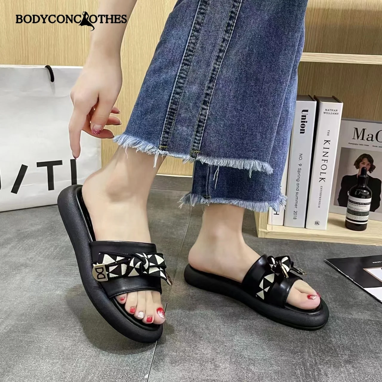 2022 Summer  New Brand Women Soft Sole Sandals Leisure Indoor Bathroom Anti-slip Beach Outdoor Slides Ladies Shoes Slippers