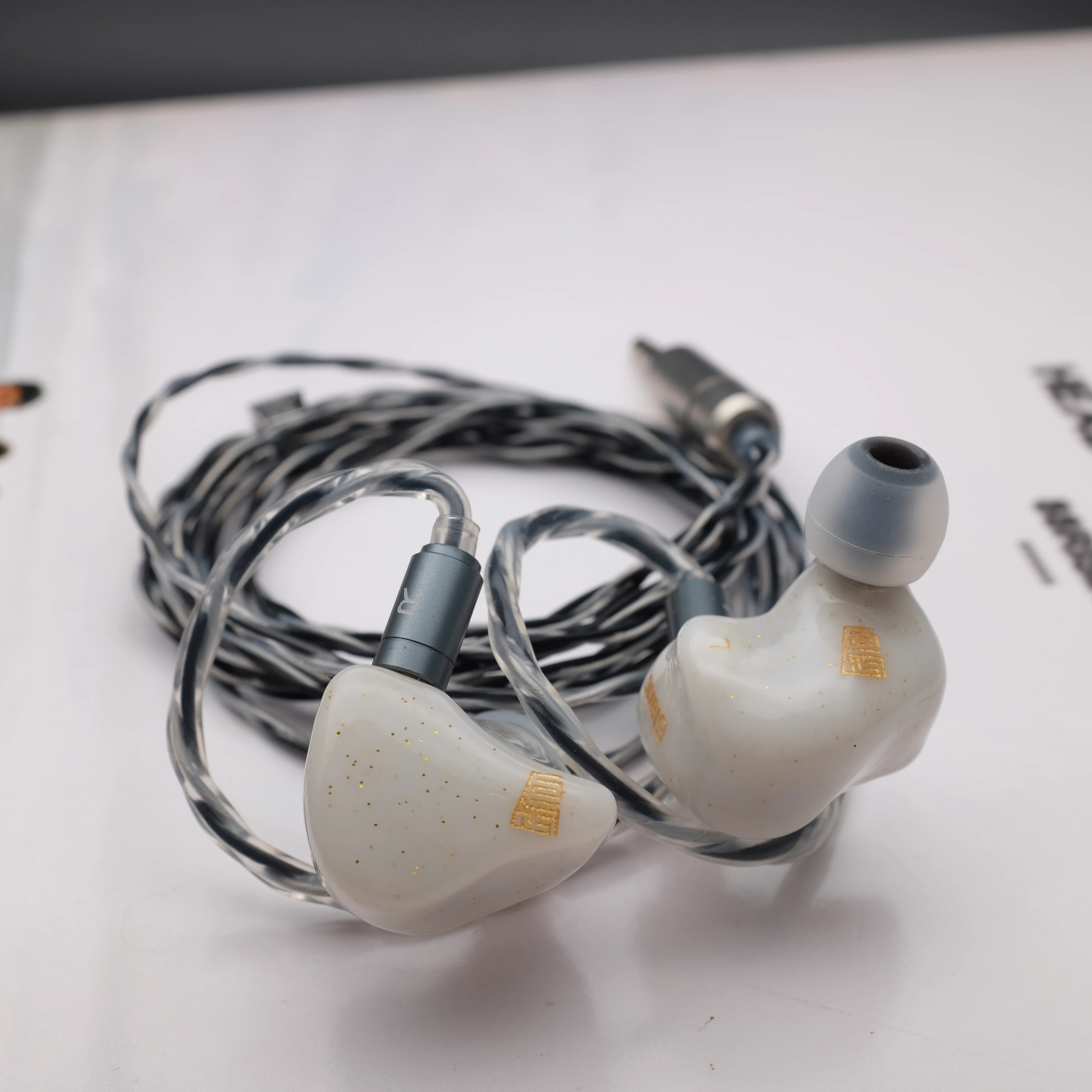 Высококачественные наушники IEMs с изображением пяти сбалансированных якорей от