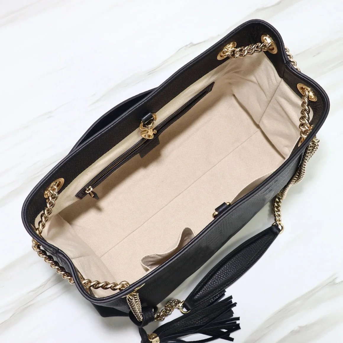 Элегантная повседневная сумка: Роскошная Черная сумка с золотым ремешком и