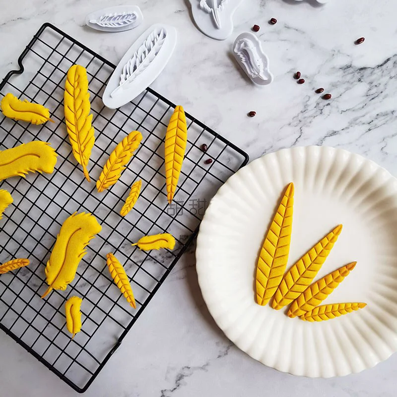 

4Pcs Tree Leaves Cookie Cutter Mold Fondant Craft Cartoon Peach Leaves Biscuit Cutter Mold Kids Birthday Cake Decorating Tools