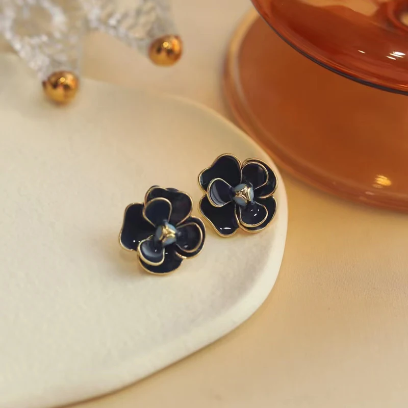 

Retro Camellia Blue Earrings Small Design Feeling Temperament Light Luxury Unique French Earrings Female Silver Needle 623