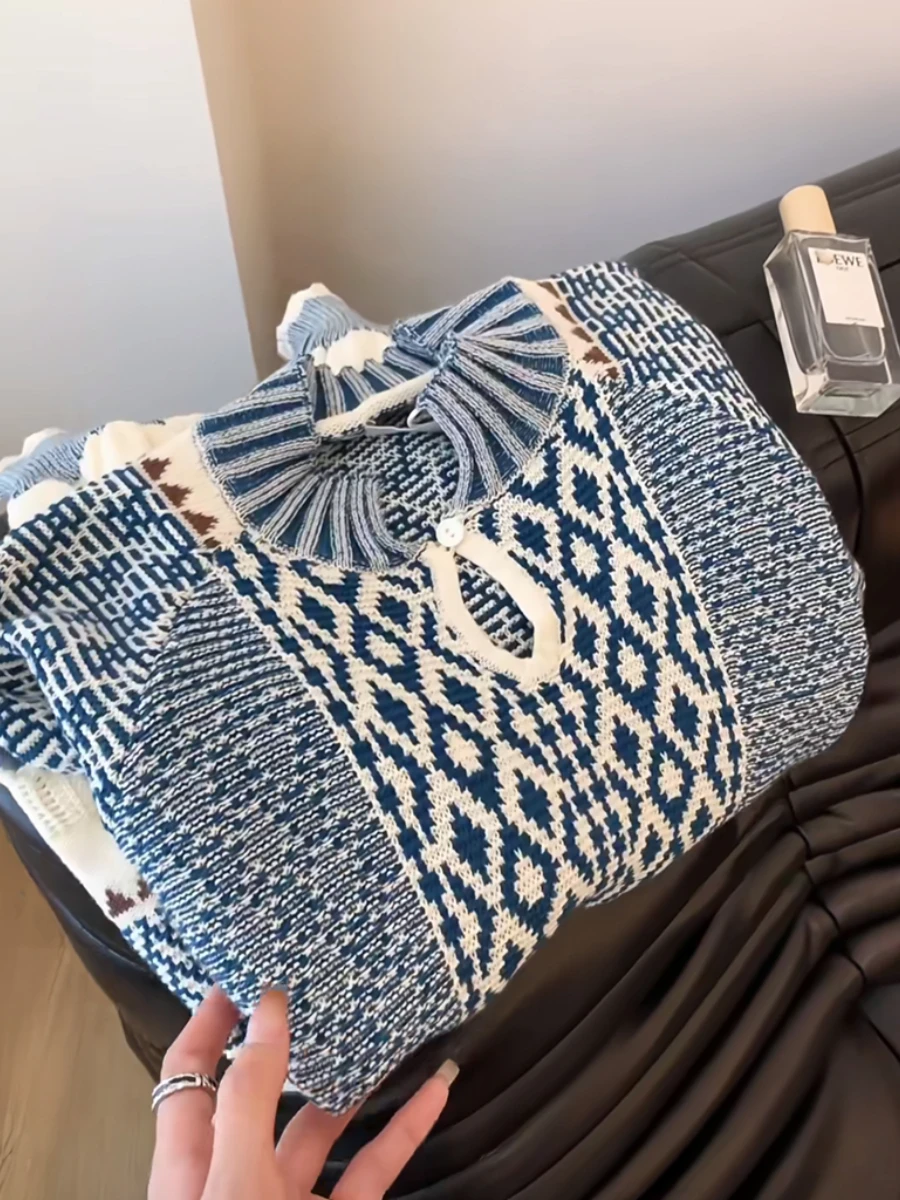 Осенне-зимний короткий свитер с небольшим ароматом и контрастным вырезом