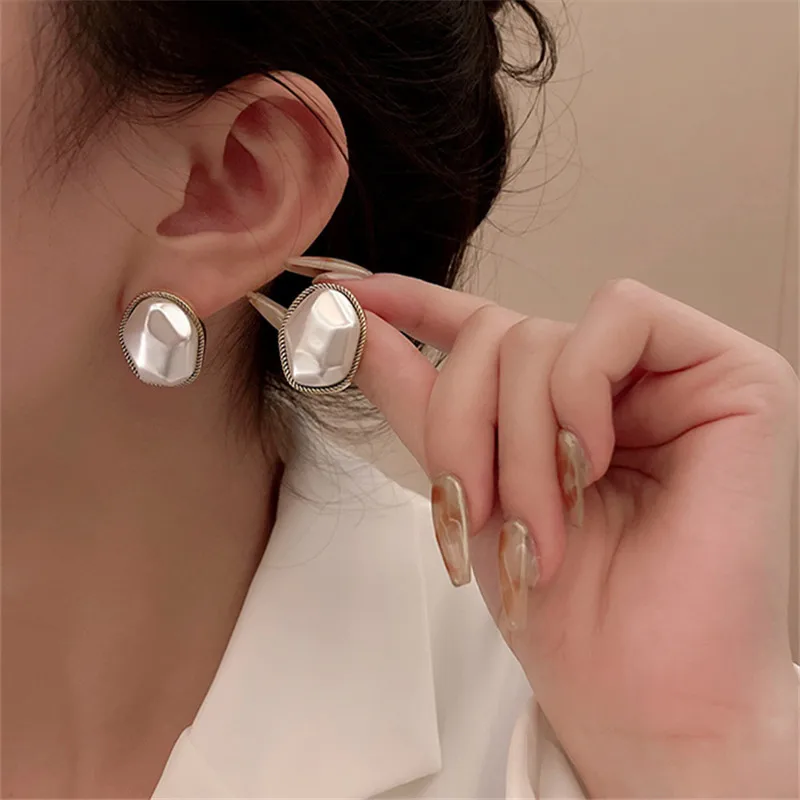 

Vintage Korean Design Elegant Baroque Pearl Stud Earrings For Women Girls Party Wedding Jewelry Gift e124