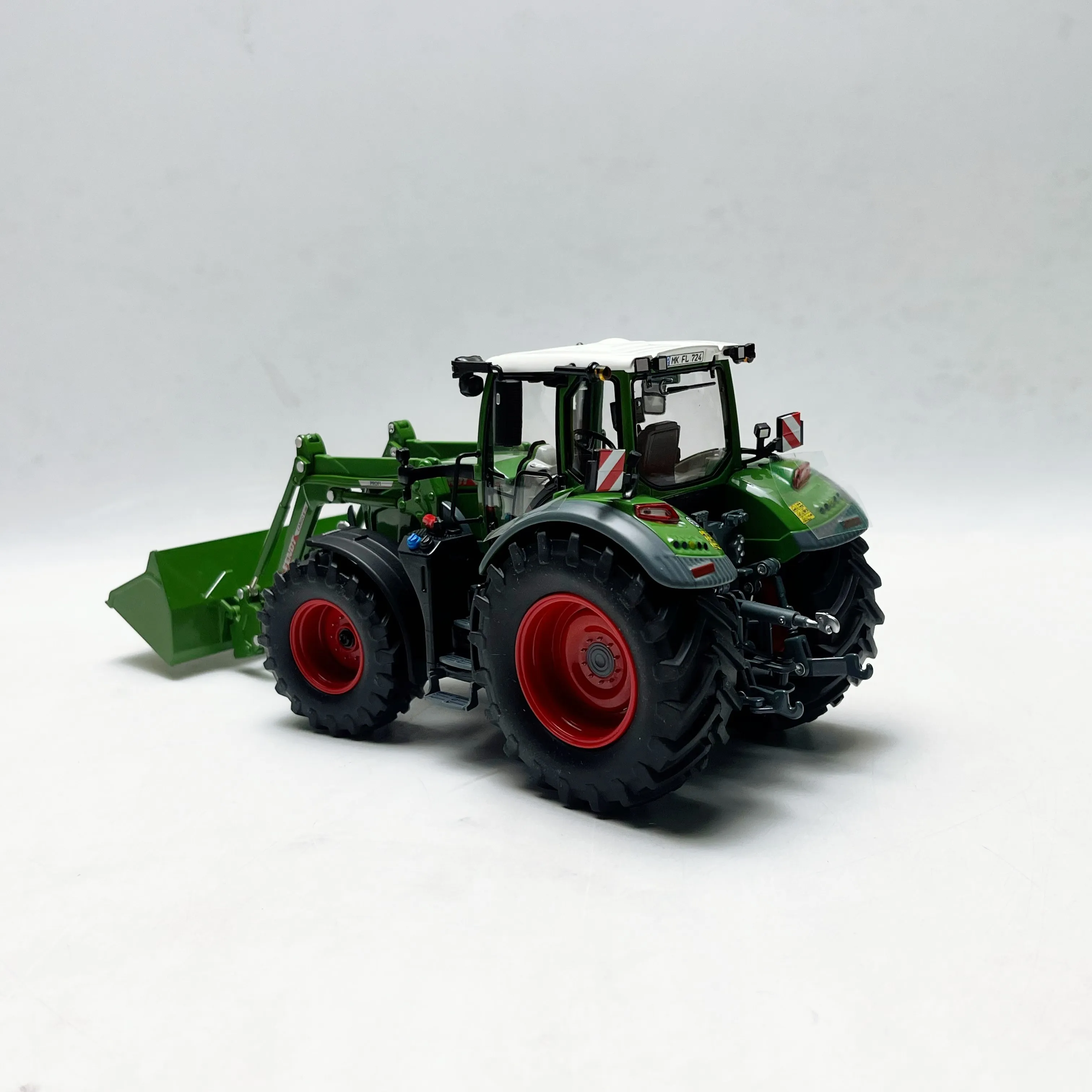 Фото Литая под давлением модель автомобиля из сплава Fendt 724 Vario в масштабе 1/32 №3