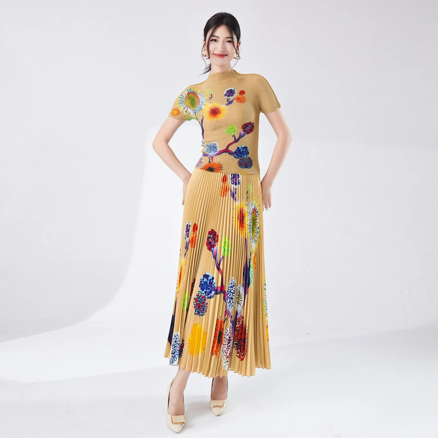 Женский костюм-двойка с принтом футболка оборками и юбка