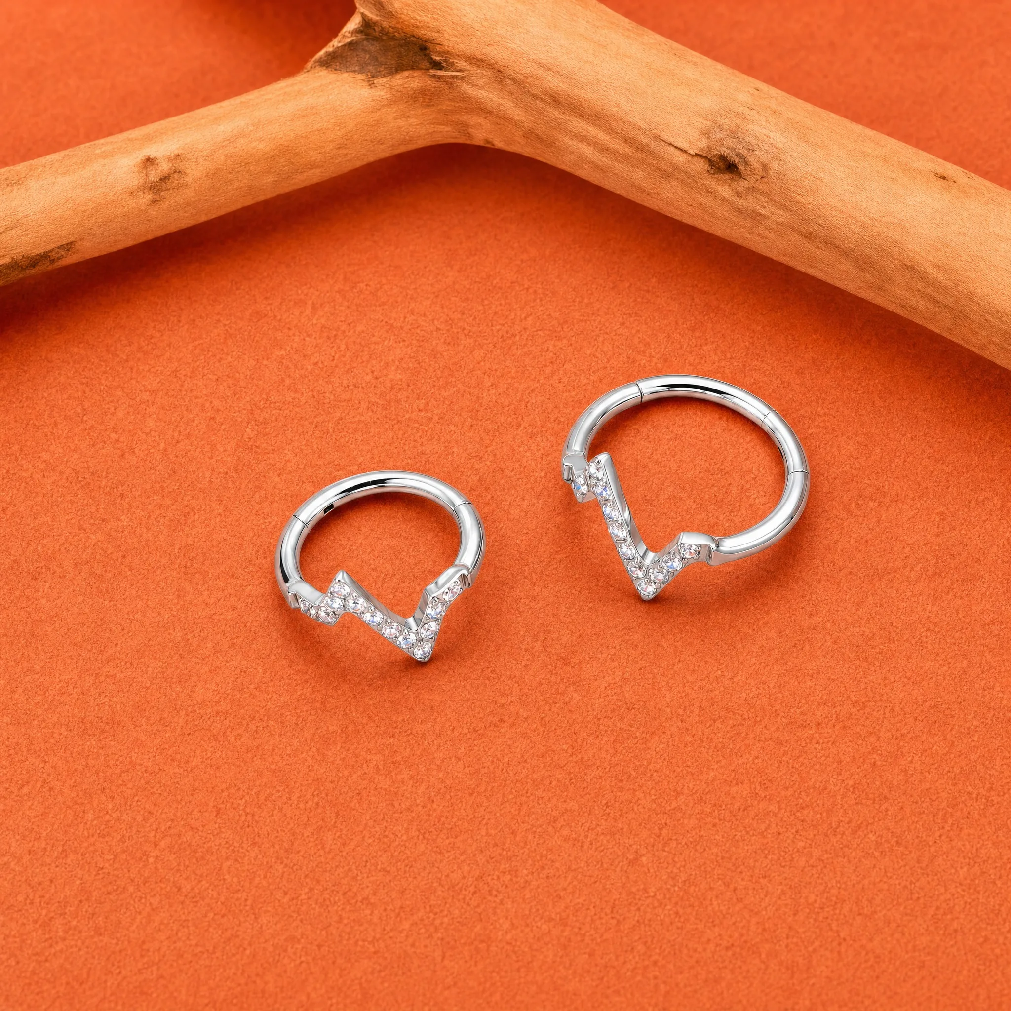 Фото Серьга-кольцо ZOOR из титана ASTM F136 с геометрическим узором в виде молнии, 16G, с шарнирным сегментным замком, для пирсинга конча, хеликса, дейта, а также для носа №2