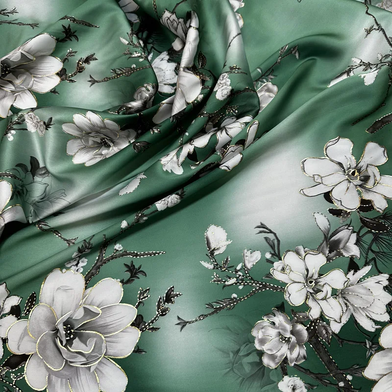 Зеленая шелковистая атласная ткань с цветочным принтом Цветочная отделка из