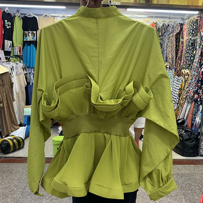 Женский весенний топ с коротким высоким воротником блузка в полоску оборками и