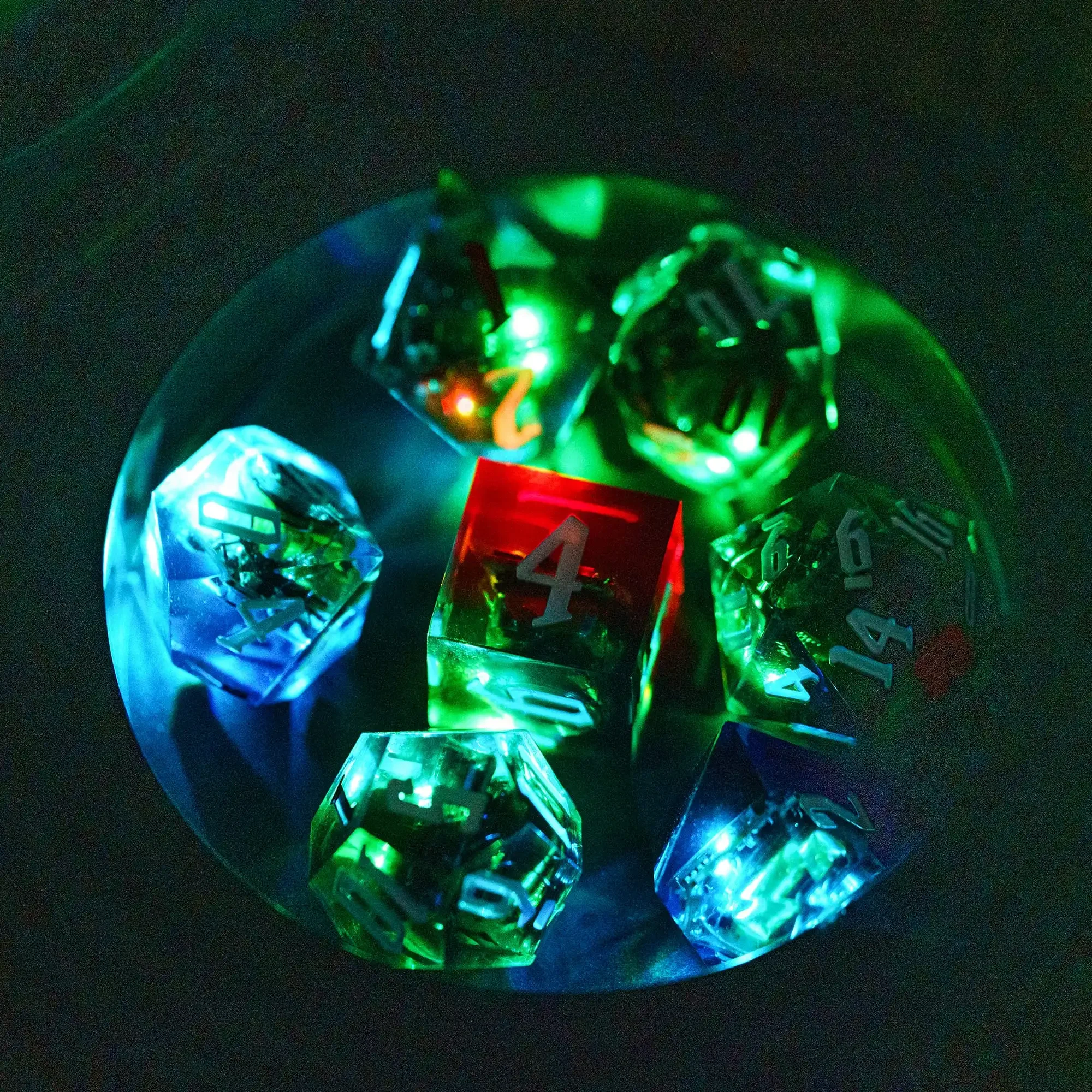 Фото Набор светодиодных кубиков DND, RGB, меняющие цвет, светящиеся многогранные кубики, перезаряжаемые для D&D, настольных ролевых игр, 7 шт. световых матриц с зарядным устройством №3