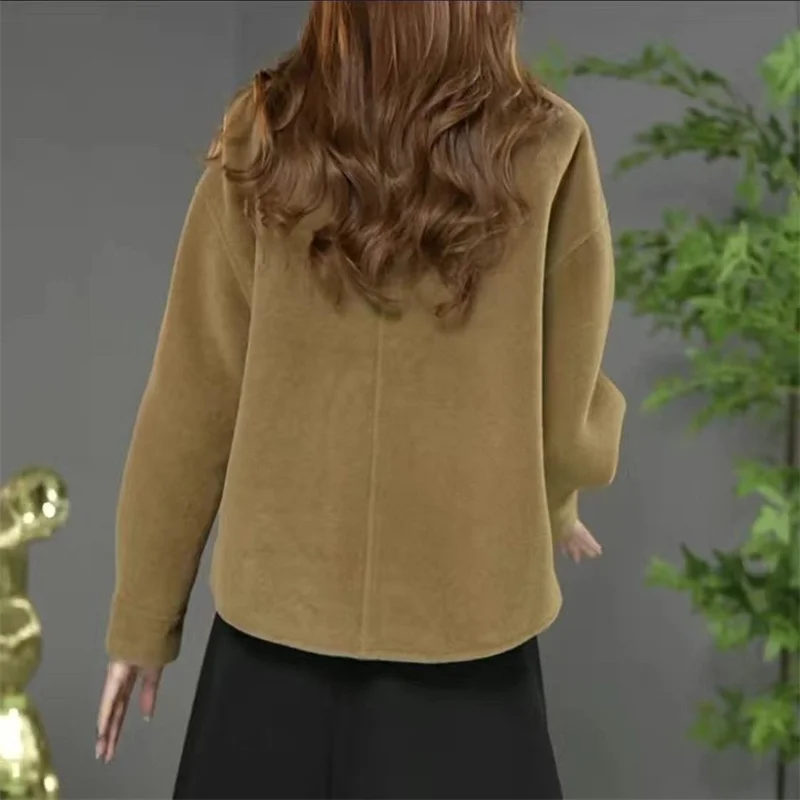 Женская утепленная короткая куртка корейская модная теплая бархатная с