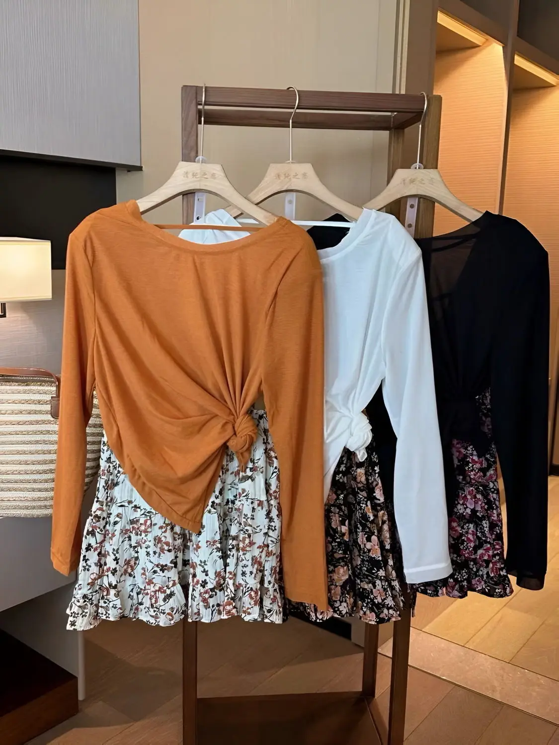 Женский костюм с цветочной юбкой летний однотонный джемпер длинным рукавом и