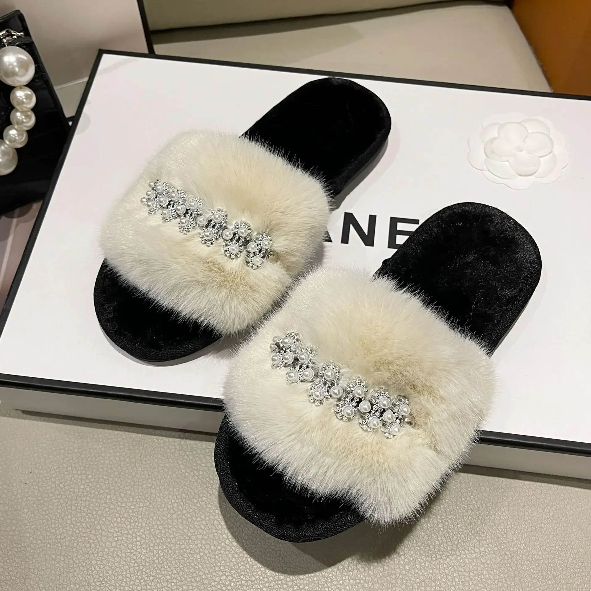 Женские домашние тапочки с цепочкой однотонные шлепанцы открытым носком на