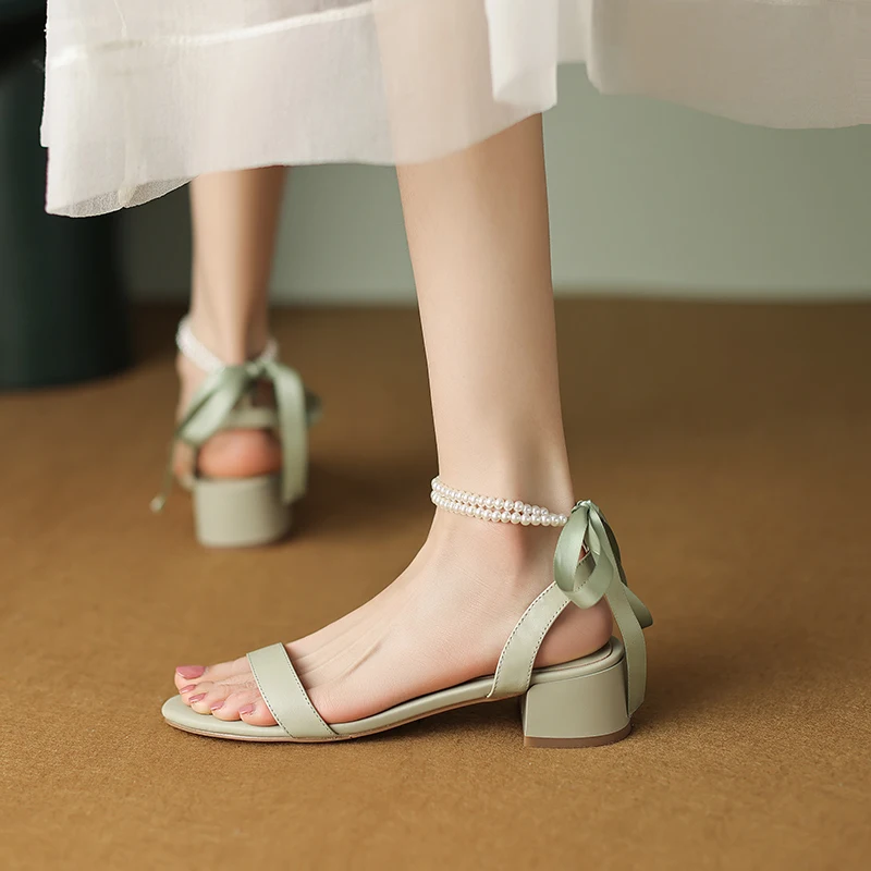 

Женские босоножки из натуральной кожи, на шнуровке, с цепочкой и жемчугом, на толстом каблуке 22-25 см, Новинка лета 2023