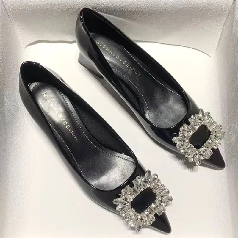 Женские туфли на грубом каблуке осенние новые с острым носком и неглубоким со