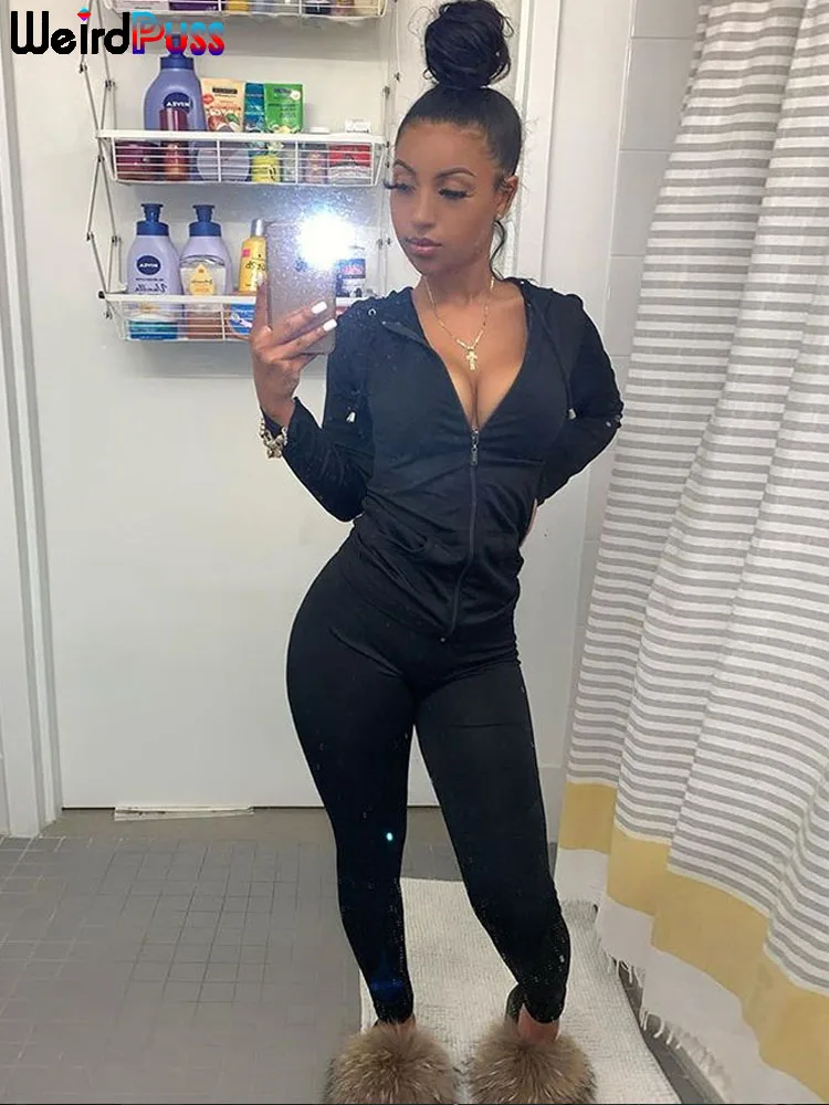 

Женский спортивный комплект из топа и леггинсов, с капюшоном