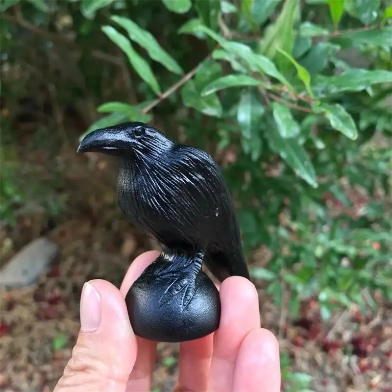 Ворона на камне. Ворон фигурка. Скульптура птицы. Ворон на камне. Фигурки из дымчатого кварца.