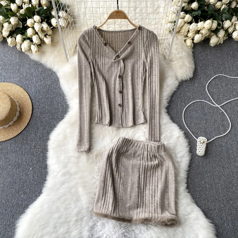 

Autumn Retro Texture Sense Knit V-neck Long-sleeved Knit + Burlap A-line Package Hip Short Skirt Two-piece Set