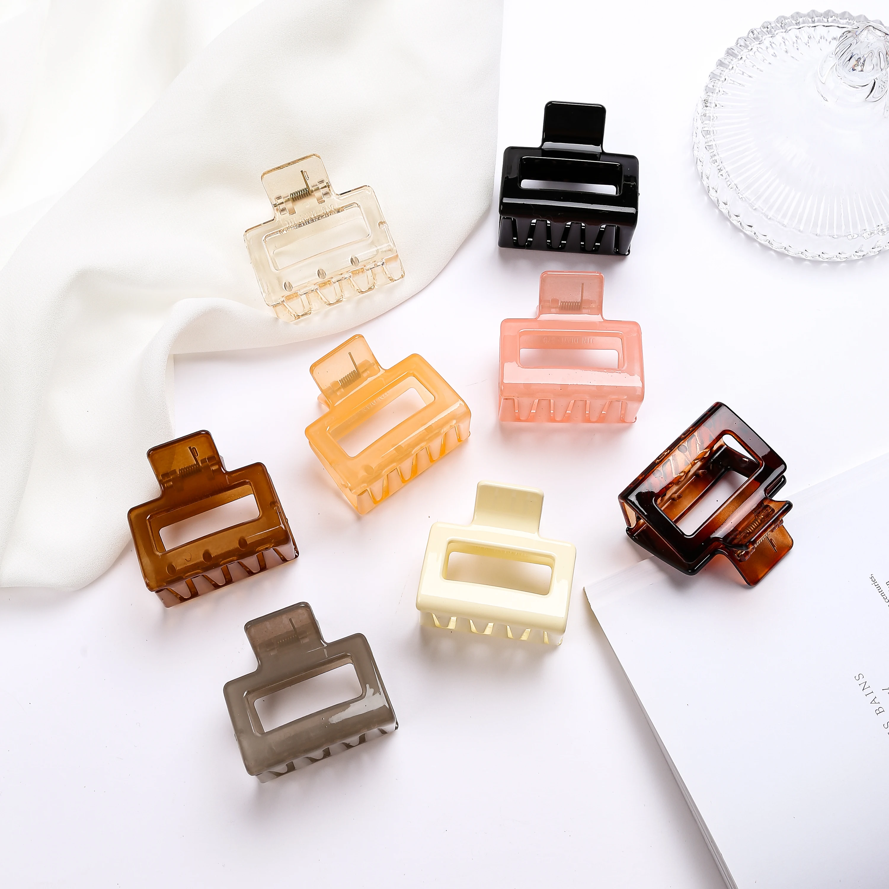 

All Seasons Use Brand New Classic Thick Hollow Design Hair Clip for Women and Girls Fashion Large Claw Accessories