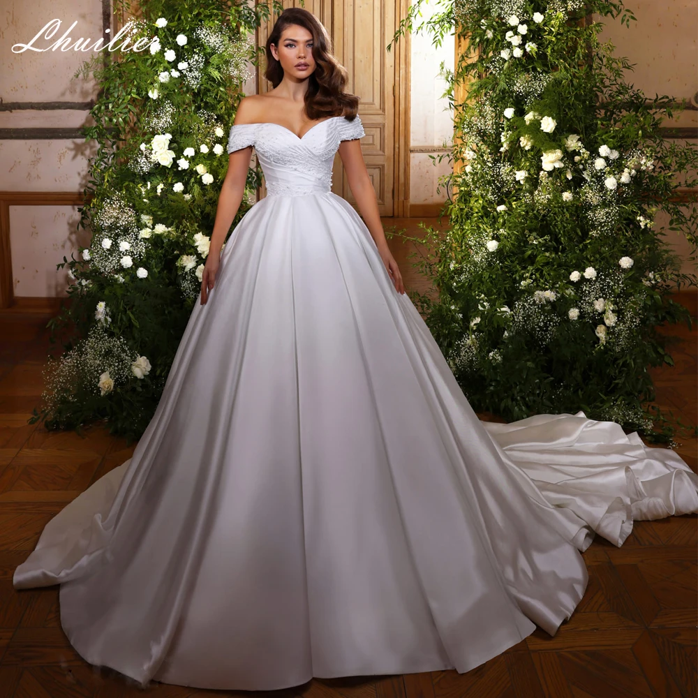 Атласное свадебное платье с открытыми плечами жемчужинами и шлейфом