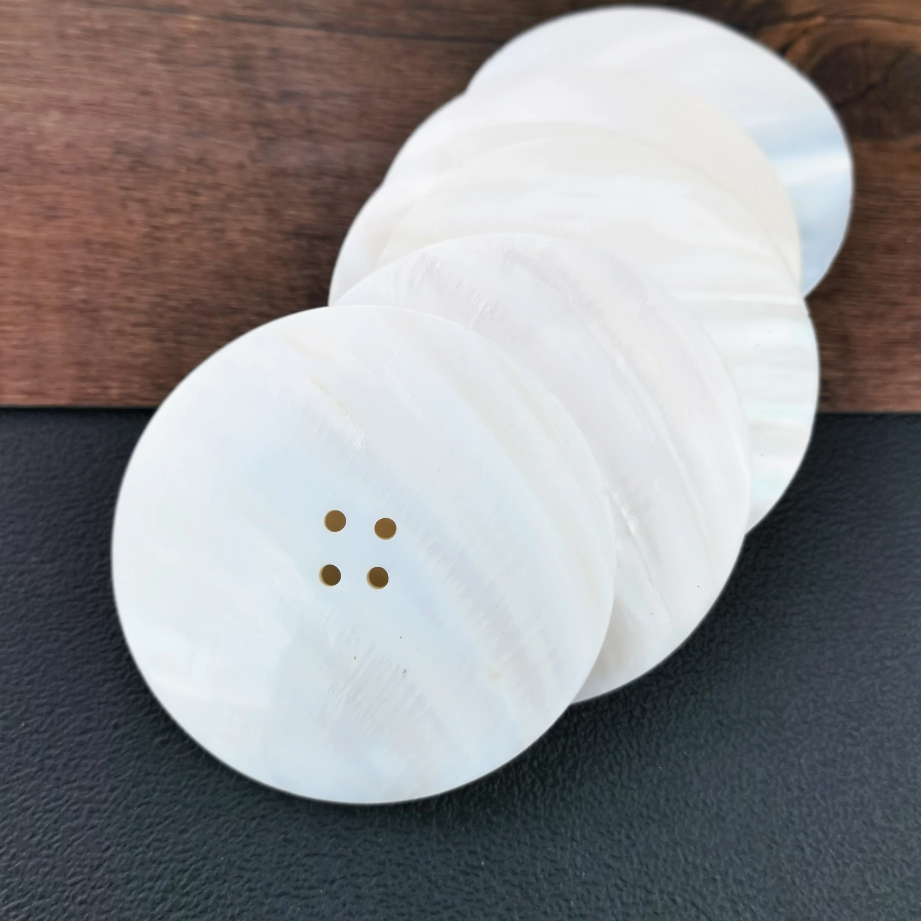 Швабра с перламутром круглая из натуральной ракушки белая 2 и 4 отверстиями