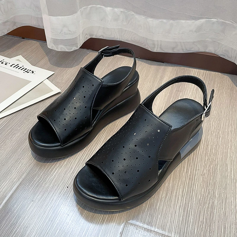 Женские сандалии на танкетке летние с перфорацией повседневная обувь в стиле