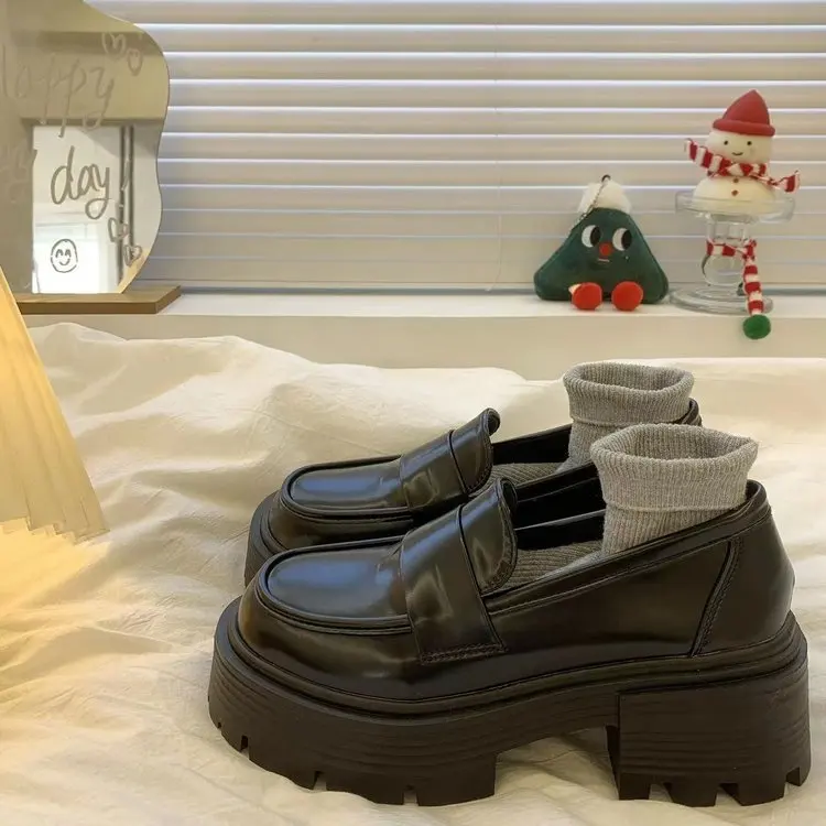 Женские туфли дерби с неглубоким носком черные без шнуровки на плоской подошве