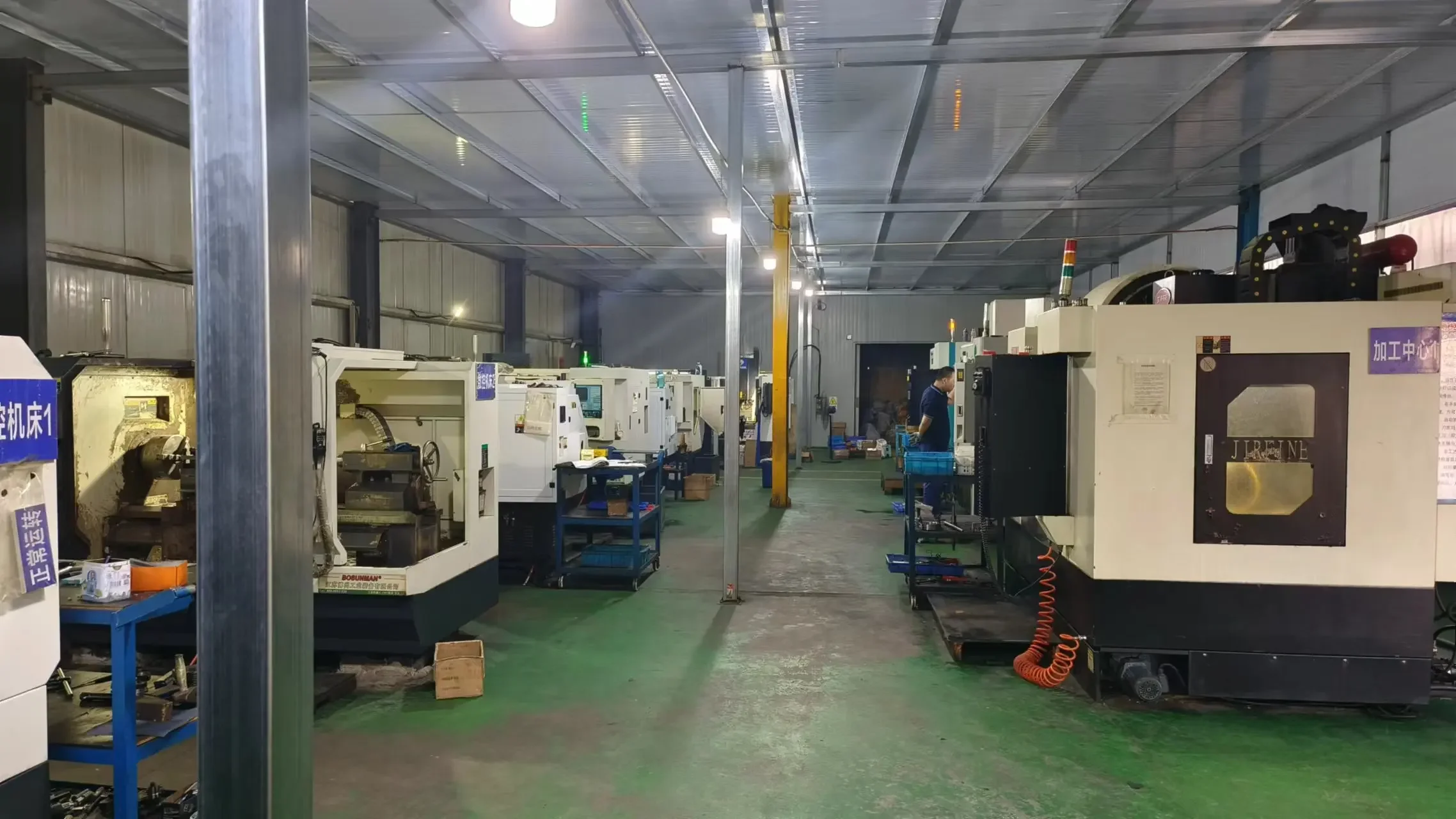 y ze sztucznymi kończynami z włókna węglowego Producent protez stóp o niskiej kostce