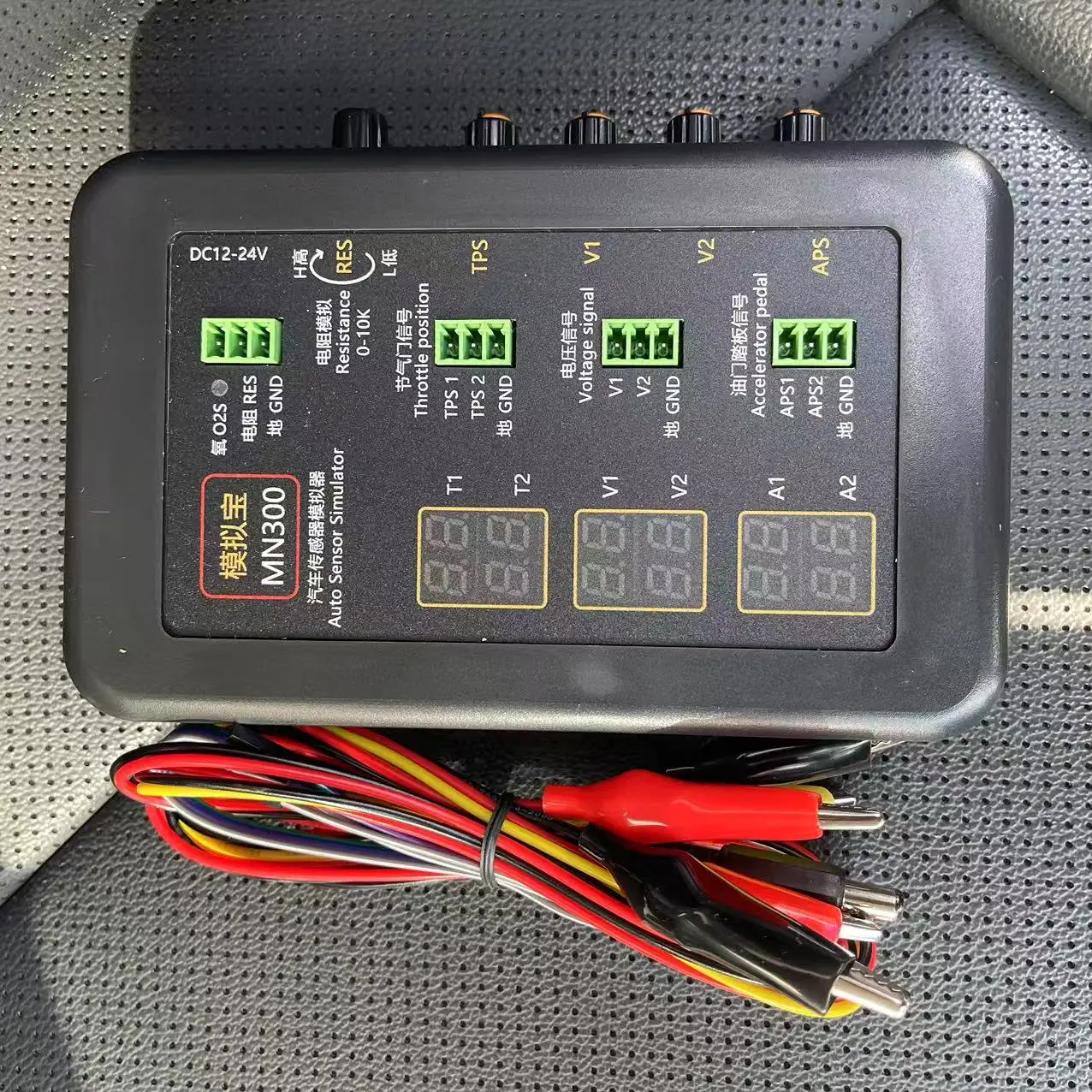 

AM-MN300 Автомобильный симулятор сигналов для датчика температуры, двойное давление дроссельной заслонки с функцией вольтметра