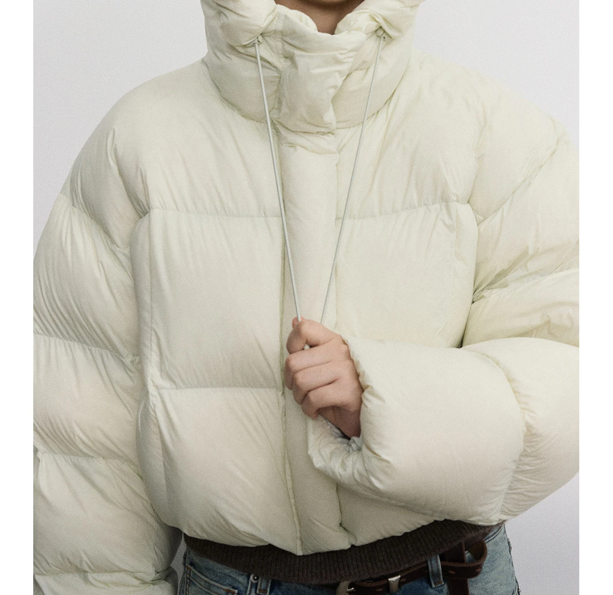 Женский зимний обновленный пуховик с легким вырезом и капюшоном теплый